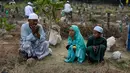 Muslim Thailand berdoa saat menziarahi kuburan kerabat mereka pada perayaan Idul Adha di provinsi Narathiwat, Minggu (11/8/2019). Pada setiap Idul Adha atau menyambut hari besar Islam sebagian warga banyak mendatangi kuburan untuk mendoakan keluarganya. (Madaree TOHLALA/AFP)