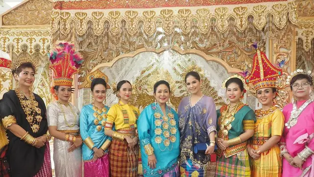 6 Potret Adu Gaya Titiek Soeharto dan Annisa Pohan Pakai Baju Bodo khas Sulawesi Selatan, Sama-sama Menawan