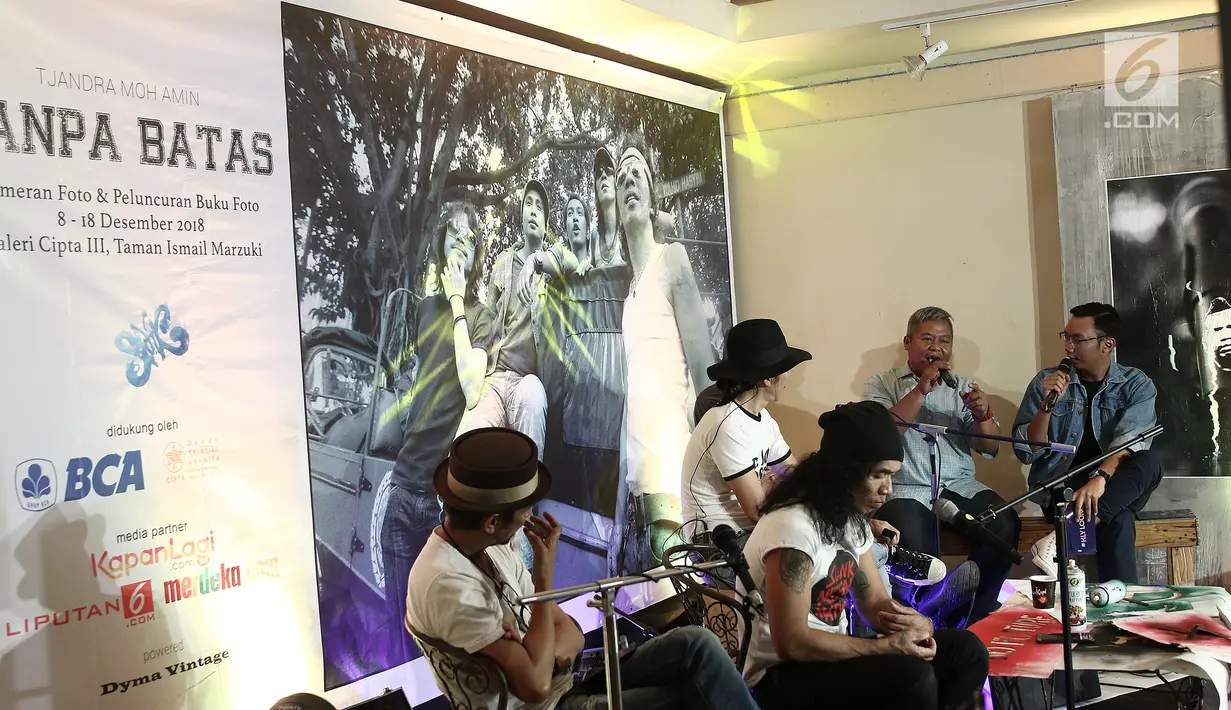 Fotografer Tjandra Moh Amin bersama personil band Slank saat pembukaan pameran foto dan peluncuran buku "Tanpa Batas" bersama #KLYLOUNGE di Jakarta, Jumat (14/12). (Liputan6.com/Herman Zakharia)