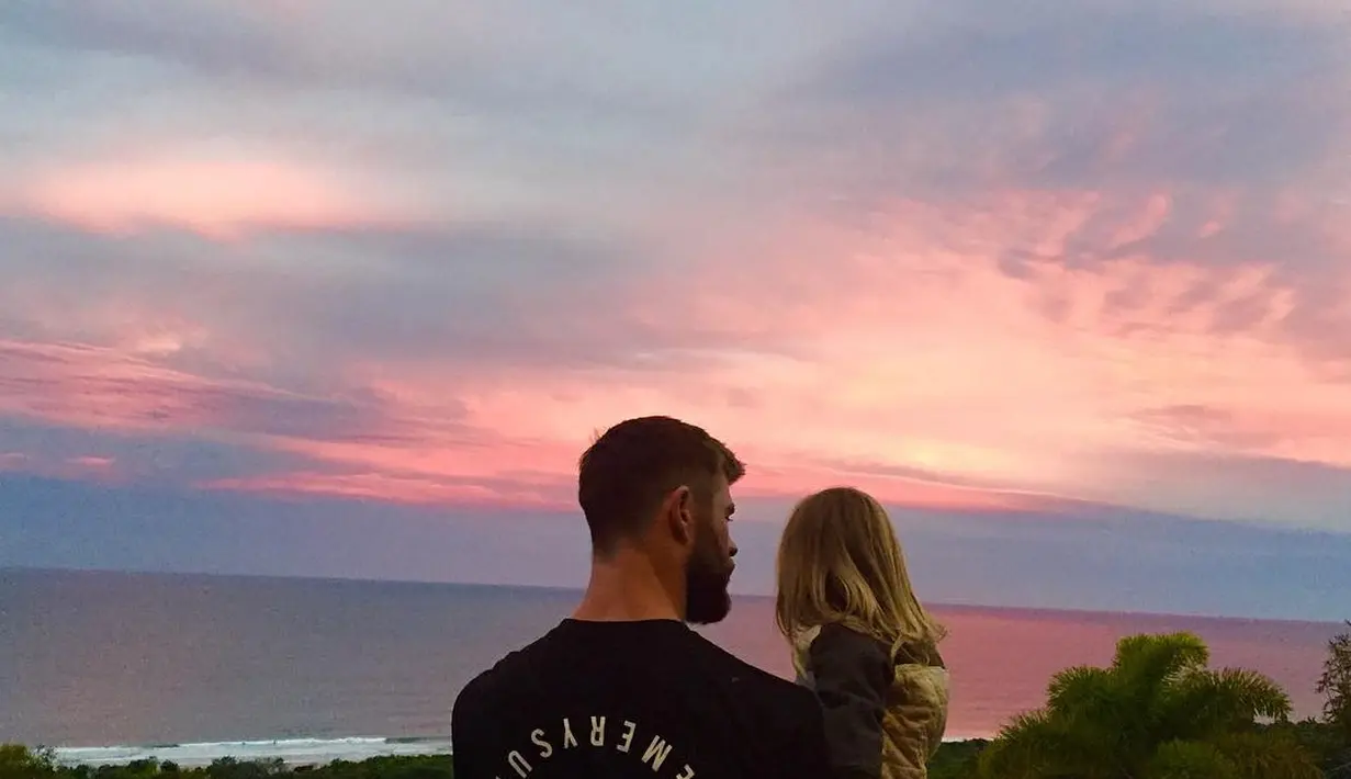 Hot daddy banget! Ini ketika Chris Hemsworth sedang bersama dengan anaknya. (instagram/chrishemsworth)