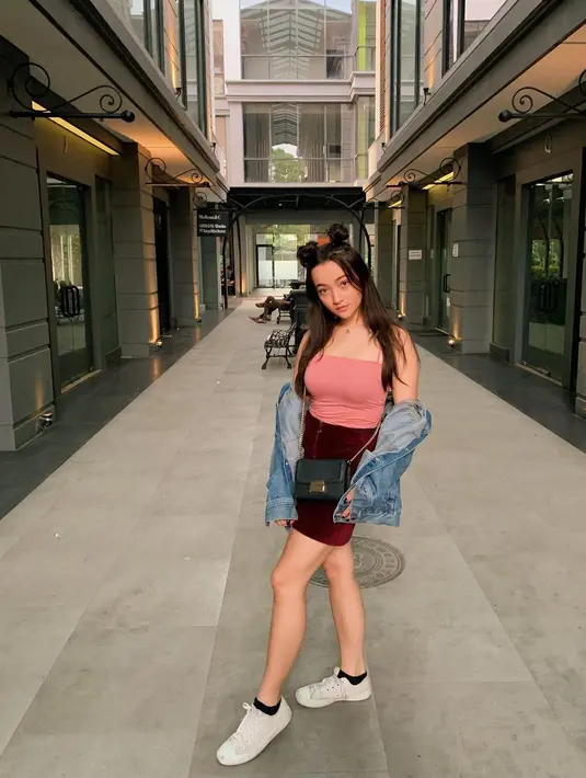 <p>Megan Domani pakai rok mini [Instagram/megandomani1410]</p>