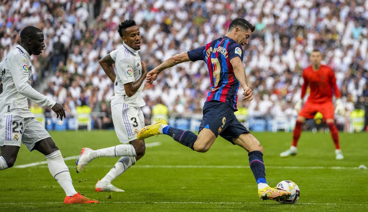 Pada menit ke-25 Barcelona hampir menyamakan kedudukan lewat Robert Lewandowski. Namun bola tendangannya masih membentur mistar gawang Real Madrid yang dikawal Andriy Lunin. (AP/Bernat Armangue)