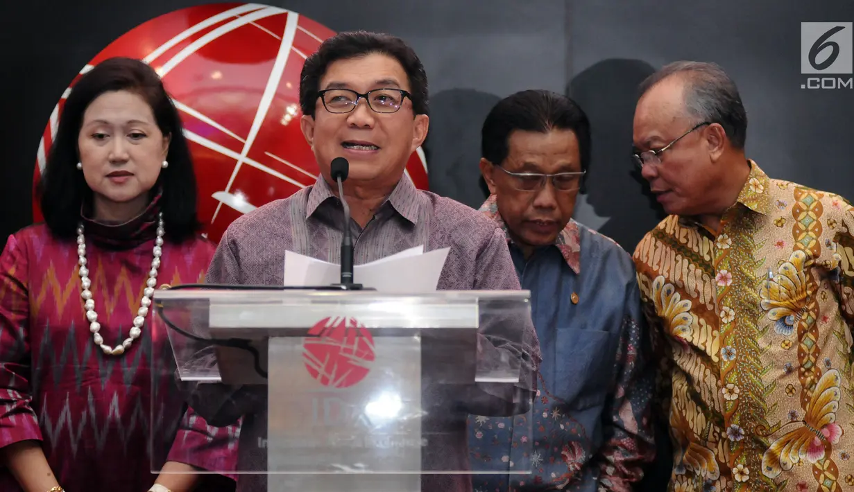 Ketua Dewan Komisioner OJK 2012-2017, Muliaman D Hadad menyampaikan pidato pada malam apresiasi di Gedung BEI Jakarta, Selasa (18/7). Apresiasi diberikan untuk komisioner OJK 2012-2017 yang mengakhiri masa tugasnya. (Liputan6.com/Helmi Fithriansyah)