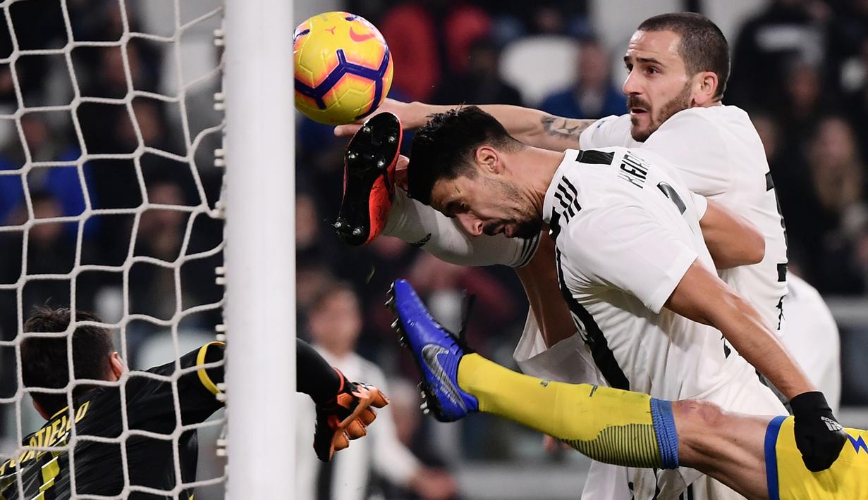 Bek Juventus, Leonardo Bonucci, membobol gawang Frosinone pada laga Serie A di Stadion Allianz, Turin, Jumat (15/2). Juventus menang 3-0 atas Frosinone. (AFP/Marco Bertorello)