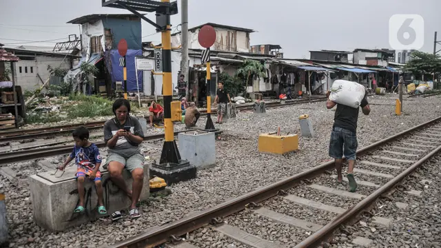 Potret Pemukiman di Bantaran Rel Kereta