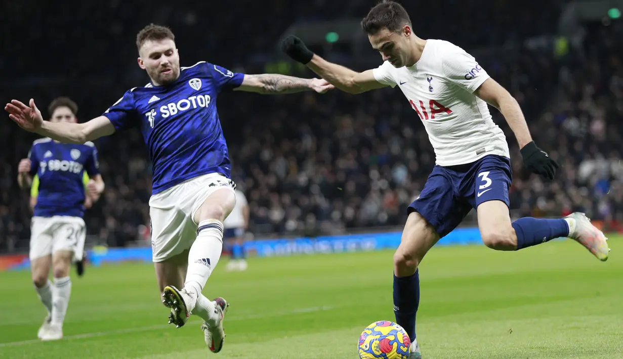 Bek Tottenham Sergio Reguilon mengontrol bola di depan bek Leeds United Stuart Dallas pada pekan ke-12 Liga Inggris di Tottenham Hotspur Stadium, London, Minggu (21/11/2021). Sempat tertinggal, Tottenham Hotspur menumbangkan Leeds United 2-1. (AP Photo/Ian Walton)