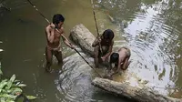 Kebiasaan Orang Rimba Jambi mencari ikan di sungai (Liputan6.com/B Santoso)