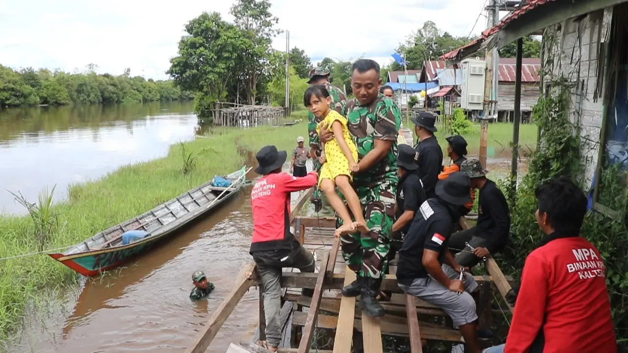 TNI Manggungal Membangun Desa
