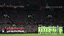 Pemain Manchester United dan Liverpool mengheningkan cipta mengenang wafatnya tokoh sepak bola Inggris, Graham Taylor, sebelum laga Liga Inggris di Stadion Old Trafford, Inggris, Minggu (15/1/2017). (AFP/Oli Scarff)