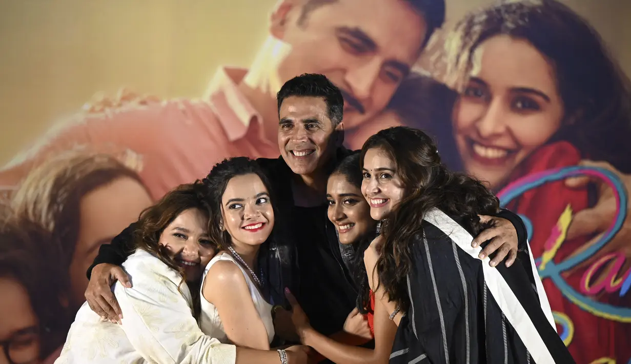 Aktor Bollywood Akshay Kumar dan pemeran Raksha Bandhan berpose selama acara promosi film terbarunya 'Raksha Bandhan' di Kolkata (8/8/2022). Aktor berusia 54 tahun itu sempat mengatakan bahwa pembuatan film itu cakewalk tapi promosinya melelahkan. (AFP/Dibyangshu Sarkar)