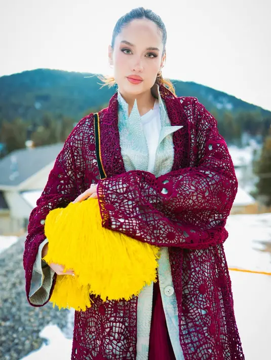 Tampilannya semakin menarik dengan membawa tas kuning rumbai-rumbai. Serta aksesori anting-anting emas simple. Wajahnya dipulas nuansa coral dari blush on, eyeshadow, hingga lipstik. [@armanfebryan]