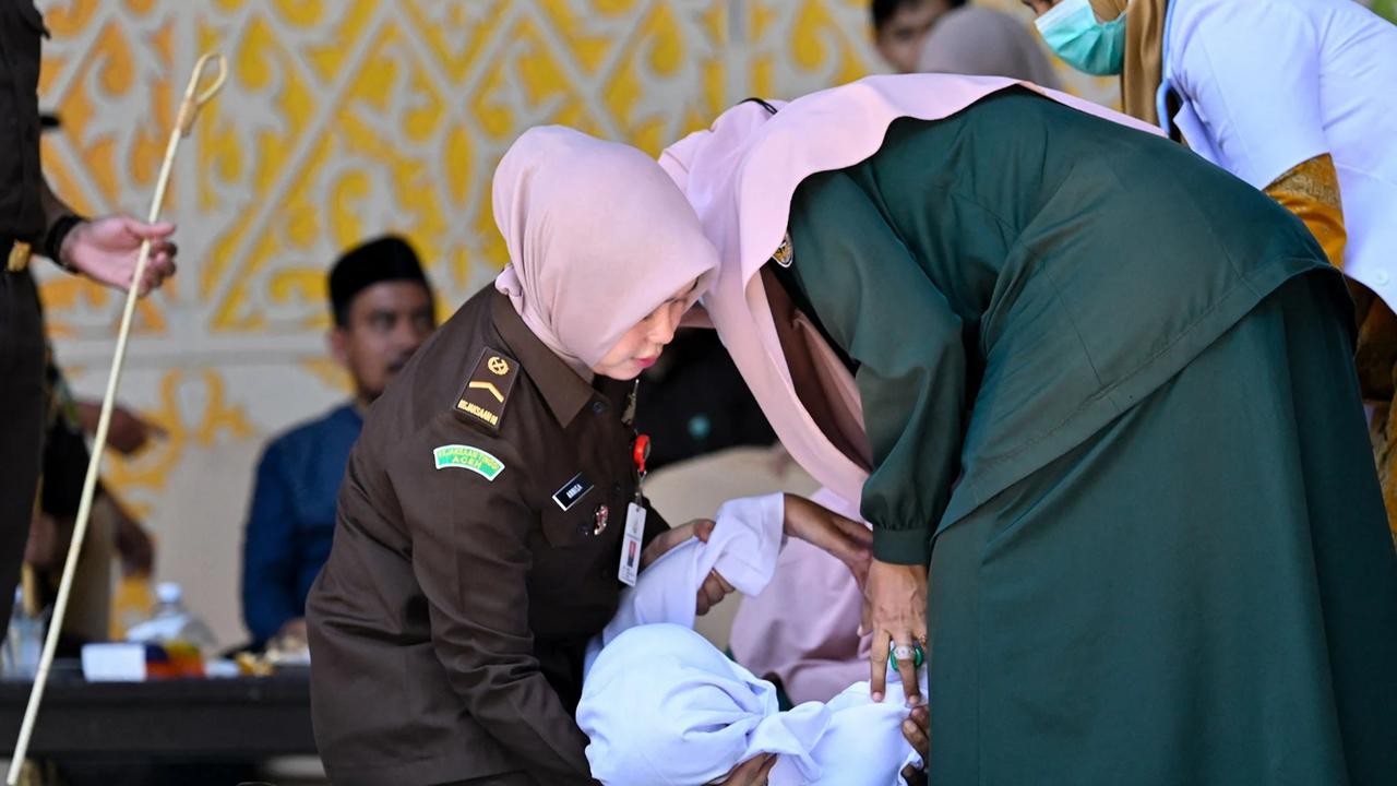 FOTO: Pelaksanaan Hukuman Cambuk di Banda Aceh Diwarnai Terpidana Pingsan