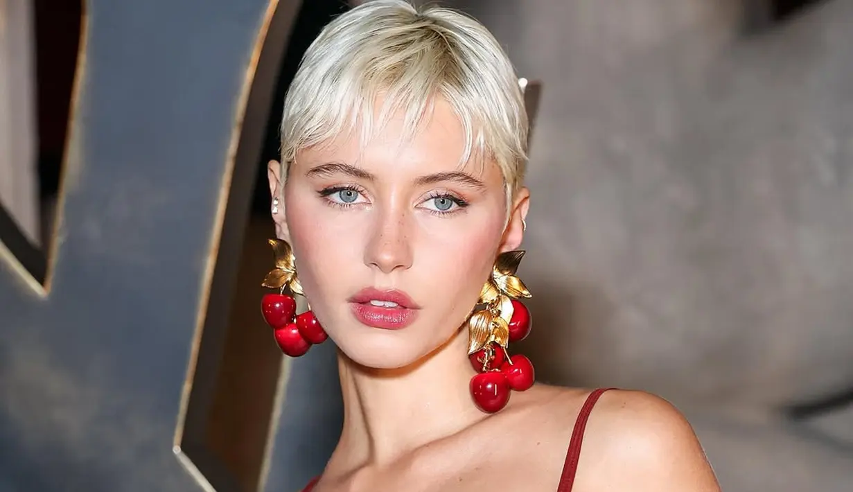 Ia juga berhasil hadirkan pesona girlie berpadu edgy dengan tampilan yang unik.  [Foto: Instagram/ Iris Law]