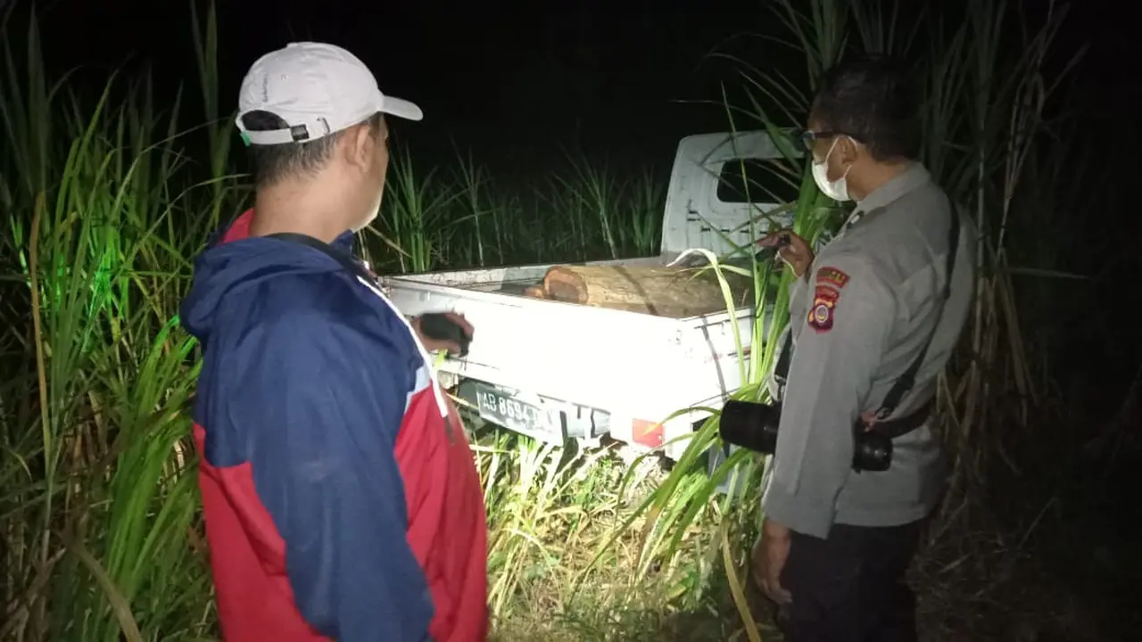 Terpergok, Kawanan Pencuri Kayu Melarikan Diri Tinggalkan Mobil Pick Up