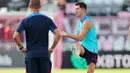 Selain Lewandowski, Raphinha juga ditebus dengan sejumlah uang besar ke Leeds United. Sementara itu, Barcelona telah mendatangkan Franck Kessie dari AC Milan dan Andreas Christensen dari Cheslea secara gratis. (Michael Reaves/Getty Images/AFP)