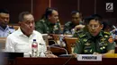 Menteri Pertahanan Ryamizard Ryacudu dan jajarannya mengikuti rapat kerja dengan Komisi I DPR di Senayan, Jakarta, Selasa (3/10). Raker membahas ratifikasi perjanjian pertahanan antara Indonesia dengan Papua Nugini. (Liputan6.com/Johan Tallo)
