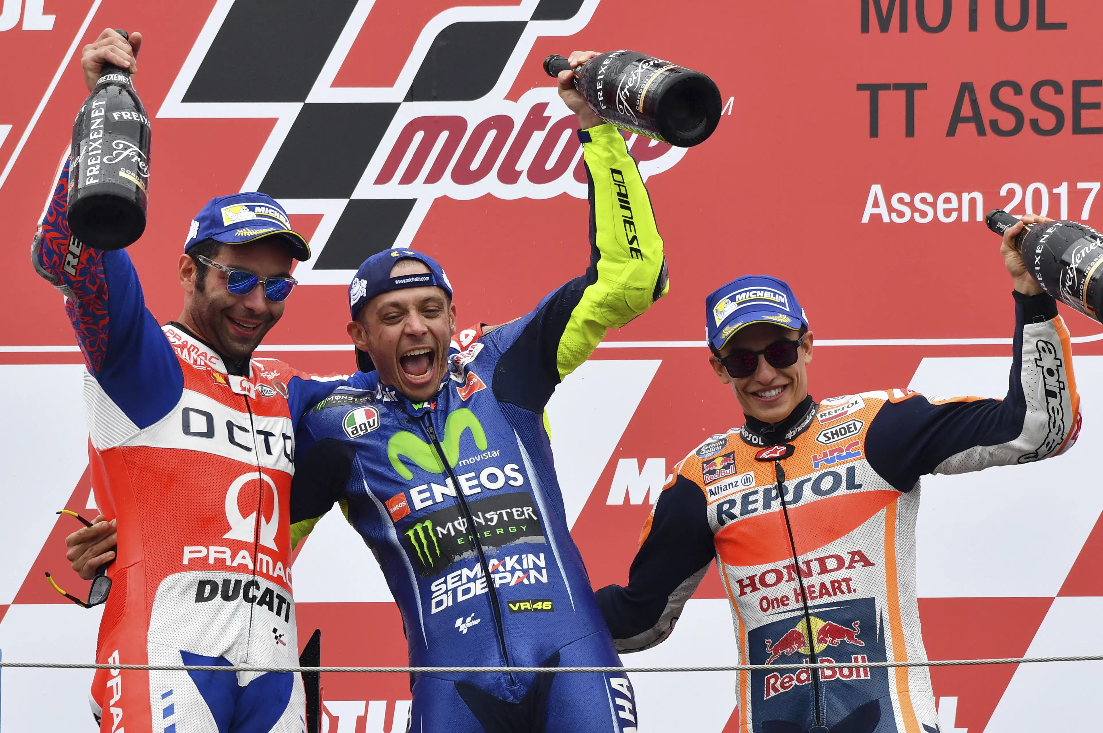 Danilo Petrucci (kiri), Valentino Rossi (tengah), dan Marc Marquez (kanan) saat di atas podium MotoGP Belanda 2017. (AP Photo/Geert Vanden Wijngaert)