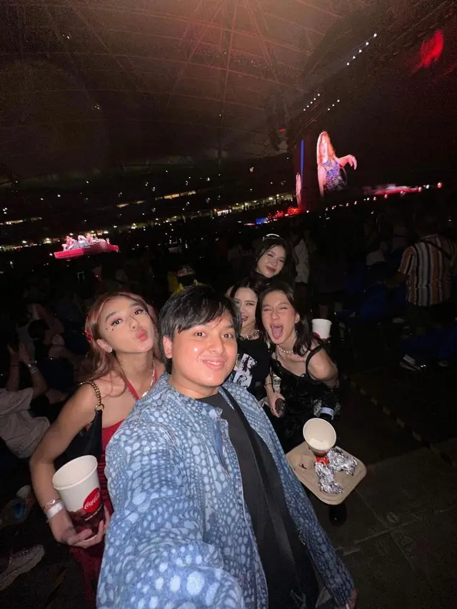 Potret Tiara Andini, Ziva Magnolya, Keisya Levronka, Arsy Widianto dan Gabriella Ekaputri di konser Taylor Swift (Sumber: Instagram/@kuyentertainment)