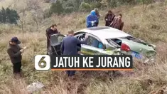 Seorang sopir kehilangan kendali ketika mengendarai taksinya di kota Guangyuan, China. Akibatnya, taksi menabrak pembatas jalan dan terjun bebas ke jurang.