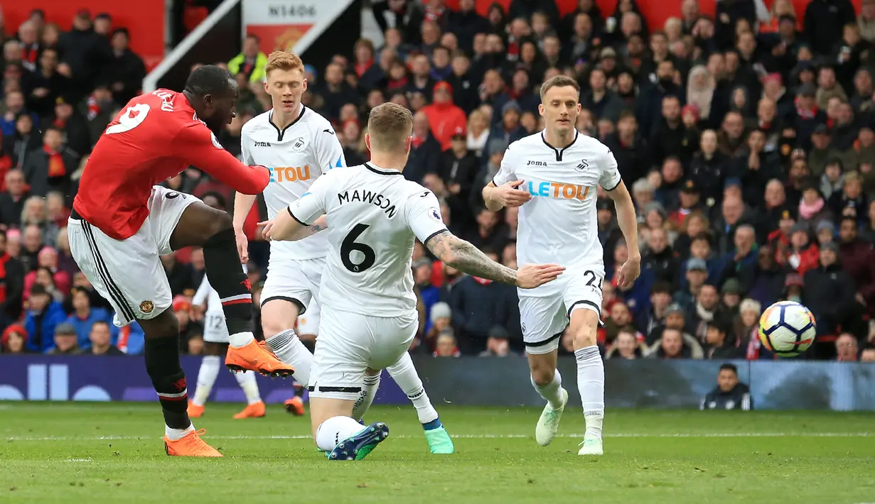 Romelu Lukaku. Striker yang kini memperkuat Chelsea ini mencetak gol ke-100 di Liga Inggris di usia 24 tahun 308 hari. Kala itu, Manchester United menang 2-0 atas Swansea, 31 Maret 2018 dan ia mencetak 1 gol di antaranya. Hingga kini 116 gol telah dicetaknya di Liga Inggris. (AFP/Lindsey Parnaby)