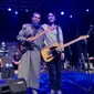 Gitaris Sheila On 7 Eross Candra dan mantan gitaris pengiringnya, Saktia Ari Sena alias Sakti yang kini bernama Salman Al-Jugjawy. (Instagram/erosscandra)