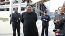 Ekspresi Pemimpin Korea Utara Kim Jong-un saat meresmikan pabrik pupuk di Sunchon, Provinsi Pyongan Selatan, Korea Utara, Jumat (1/5/2020). Ini merupakan kemunculan publik perdana Kim Jong-un di media pemerintah dalam lebih dari 20 hari. (Korean Central News Agency/Korea News Service via AP)