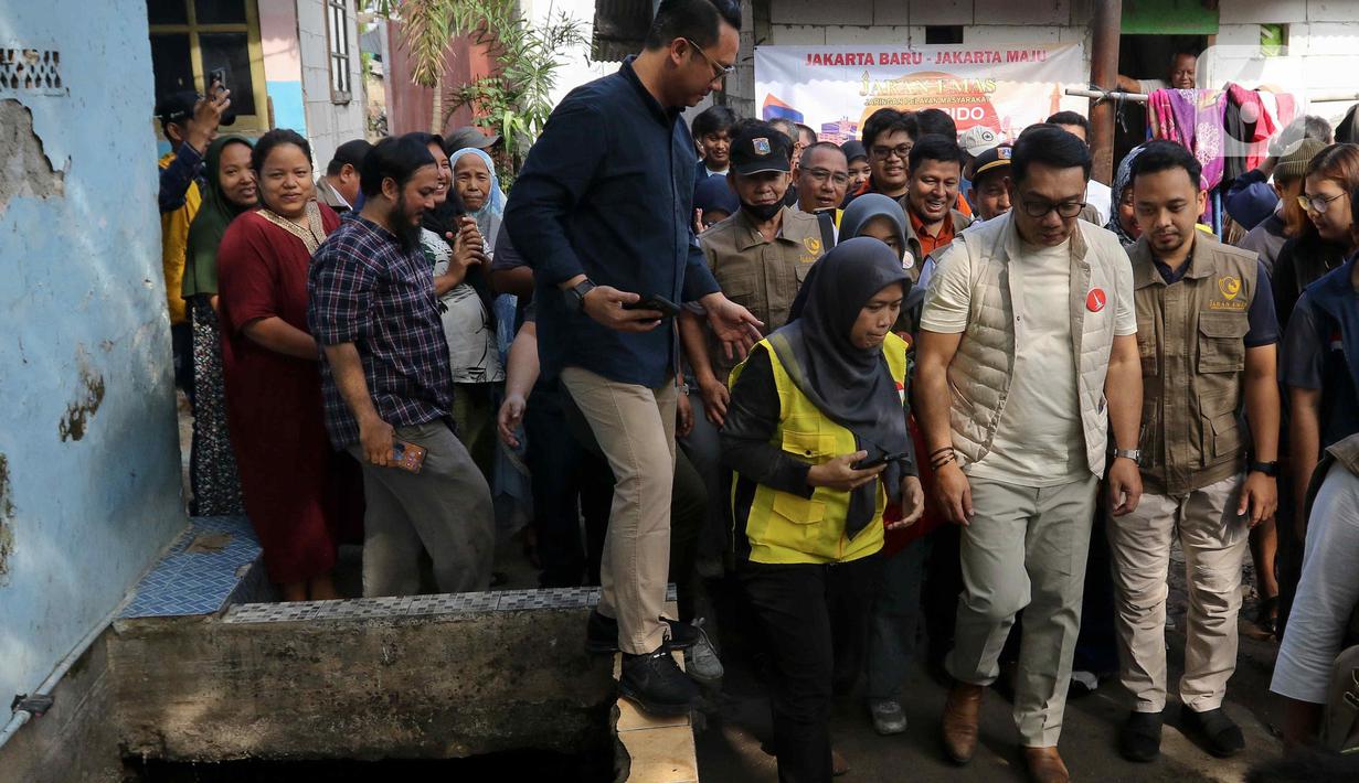 Hari kedua kampanye Pilkada Jakarta 2024, Ridwan Kamil blusukan ke pemukiman warga di kawasan Pancoran Barat, Pancoran, Jakarta Selatan. (Liputan6.com/Herman Zakharia)