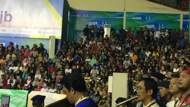 Suporter penuhi GOR Bima Cirebon untuk menyaksikan pertandingan bulu tangkis PON Jabar