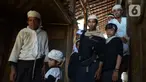 Masyarakat Baduy menunggu untuk menjalani vaksinasi Covid-19 di Desa Kanekes, Ciboleger, Kabupaten Lebak, Banten Kamis (14/10/2021). Tujuan vaksinasi Covid-19 untuk mempercepat kekebalan komunal (Herd imunity) mencegah penyebaran virus corona. (merdeka.com/Imam Buhori)