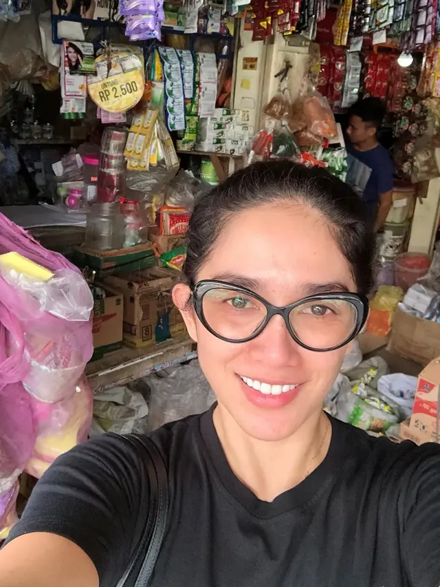 Jadi Artis Terkenal, Ini 6 Potret Kesederhanaan Ussy Sulistiawaty