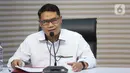 Deputi Penindakan dan Eksekusi Komisi Pemberantasan Korupsi (KPK), Asep Guntur Rahayu memberi keterangan terkait Operasi Tangkap Tangan (OTT) Bupati Tulungagung, Gatut Sunu Wibowo, di Gedung Merah Putih Komisi Pemberantasan Korupsi, Jakarta, Sabtu (11/4/2026). (Liputan6.com/Helmi Fithriansyah)