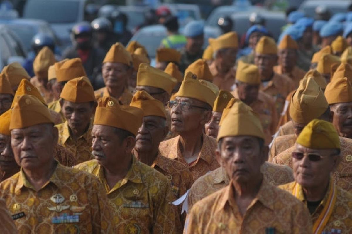 Semarak pawai Hari Veteran, bekas pejuang bawa bambu runcing