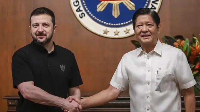 Presiden Ukraina Volodymyr Zelenskyy dan Presiden Filipina Ferdinand Marcos Jr bertemu di Manila pada Senin (3/6/2024).