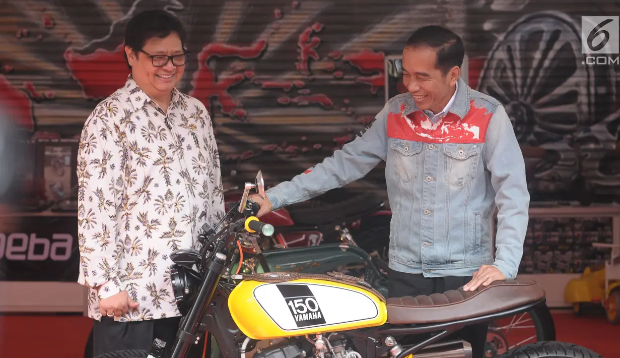 Presiden RI, Joko Widodo bersama Menteri Perindustrian Airlangga Hartarto melihat salah satu motor customs yang dipamerkan pada Indonesia International Motor Show 2018 di JIExpo, Jakarta, Kamis (19/4). (Liputan6.com/Helmi Fithriansyah)