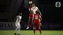 Pemain PSM Makassar, Sutanto Tan (kanan) berebut bola diudara denga pemain Persija Jakarta, Otavio Dutra dalam pertandingan semifinal leg media Piala Menpora 2021 di Stadion Manahan, Solo, Minggu (18/4/2021). (Bola.com/Ikhwan Yanuar)