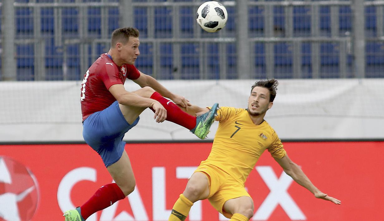 Aksi pemain Republik Ceska, Jan Boril (kiri) menghalau bola dari kejaran pemain Australia, Mathew Leckie pada laga uji coba di St Poelten, Austria, (1/6/2018). Australia menang 4-0. (AP/Ronald Zak)