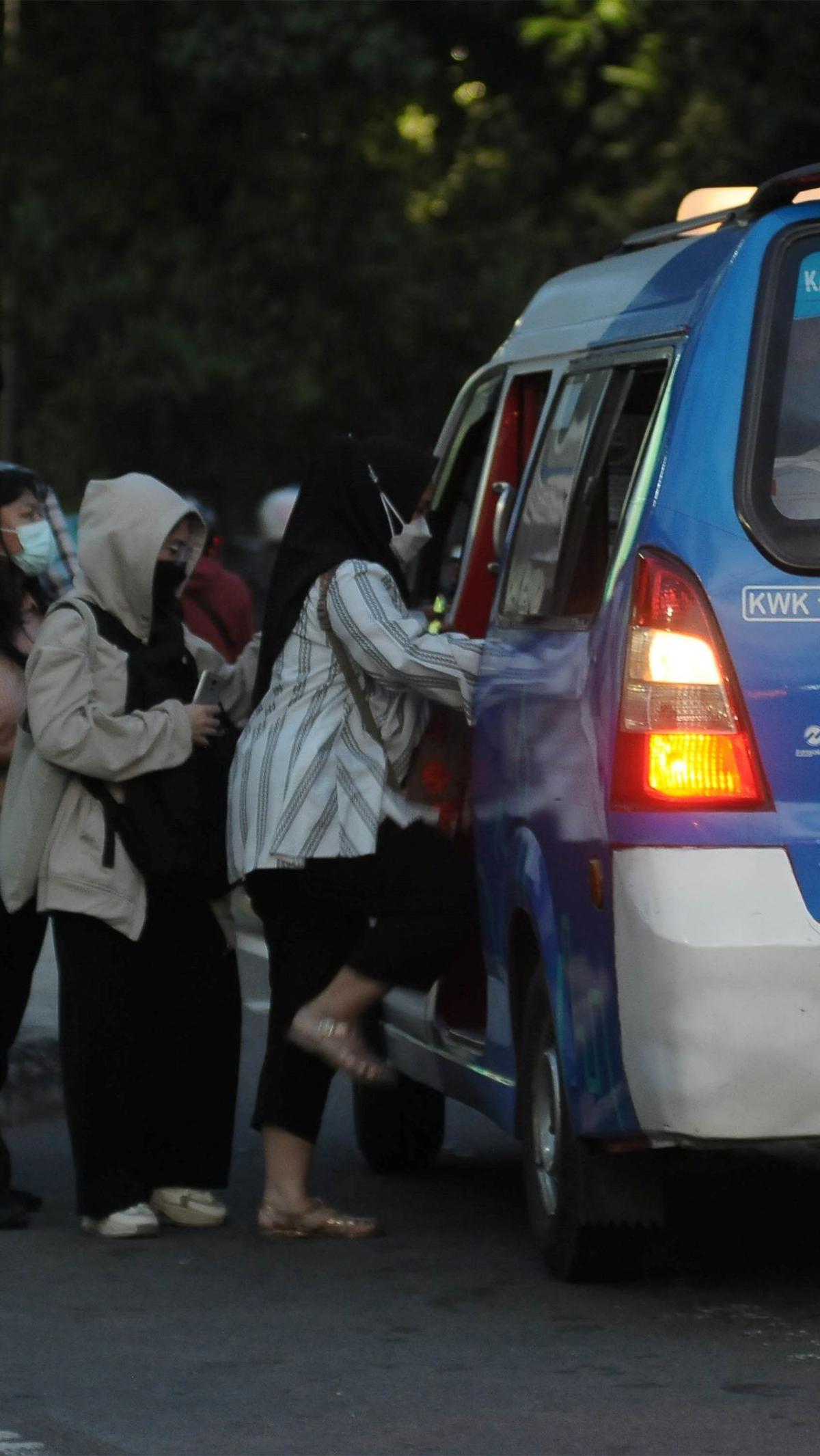 Hal ini lakukan atas inisiatif warga agar menciptakan budaya tertib mengantre. Foto: merdeka.com / Imam Buhori