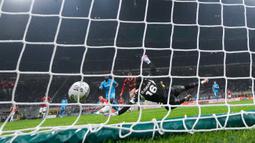 Kemenangan ini memebuat Napoli kian kukuh di puncak klasemen sementara dengan 25 poin dari 10 laga, sementara AC Milan harus tertahan di peringkat ke-8 klasemen sementara Serie A 2024/2025.  (AP Photo/Luca Bruno)