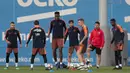 Para pemain Barcelona saat latihan jelang laga El Clasico di Joan Gamper, Barcelona, Sabtu, (5/5/2018). Barcelona akan berhadapan dengan Real Madrid. (AFP/Josep Lago)