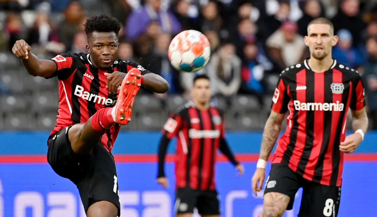 Edmond Tapsoba tampil menawan dan menjadi sosok yang tidak tergantikan di lini belakang Leverkusen asuhan xabi Alonso. Sejauh ini, Tapsoba sudah memainkan 137 pertandingan dengan menyumbang lima gol dan dua assist (AFP/John Macdougall)