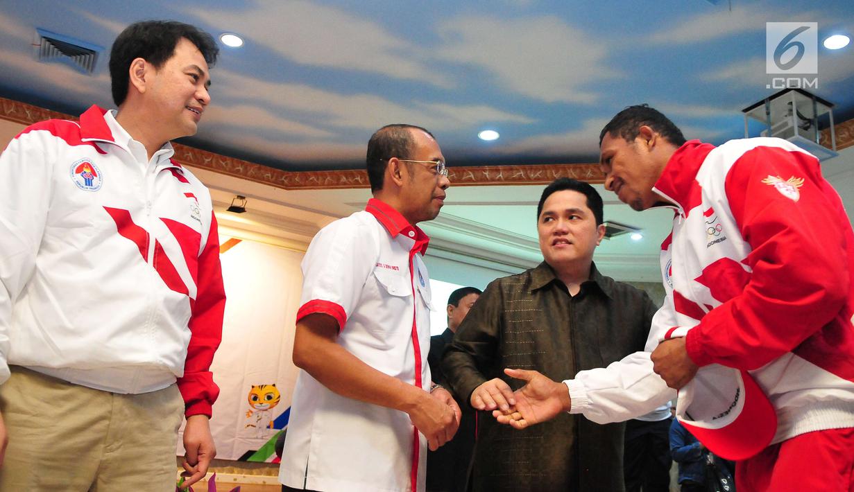 Ketua KOI, Erick Thohir bersama Ketua Kontingen Indonesia di SEA Games 2017 Kuala Lumpur, Aziz Syamsuddin berbincang saat pengukuhan para atlet di Wisma Kementerian Pemuda dan Olahraga, Jakarta, Rabu (8/2). (Liputan6.com/Helmi Afandi)
