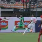 Gelandang serang Persija Jakarta, Hanno Behrens, sukses mencetak gol ke gawang Persis Solo yang dikawal Muhammad Riyandi. Kedua tim bertanding pada pekan kedua BRI Liga 1 2022/2023 di Stadion Patriot Candrabhaga, Kota Bekasi, Minggu (31/7/2022) sore WIB. (Bola.com/Ikhwan Yanuar)