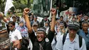 Aksi Serikat Pekerja Peruri berunjuk rasa di Kementerian BUMN, Jakarta, Selasa (19/1). Mereka menuntut direksi Perum Peruri mundur lantaran tidak mendapat hak sepenuhnya sebagai pekerja di lembaga pencetak rupiah tersebut. (Liputan6.com/Faizal Fanani)
