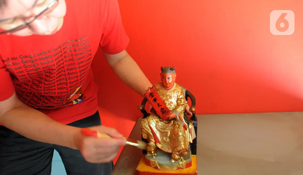 Warga keturunan Tionghoa membersihkan rupang atau patung dewa dan dewi di Vihara Kwan In Thang, Pondok Cabe, Tangerang Selatan, Banten, Minggu (19/1/2020). Tradisi untuk membersihkan jiwa dan fikiran bagi umat Tionghoa ini rutin dilakukan jelang Imlek. (merdeka.com/Arie Basuki)