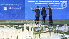 (ki-ka) Direktur PT Bumi Serpong Damai Tbk (BSD) Hermawan Wijaya, Direktur BSD Lie Jani Harjanto dan Direktur Bisnis PT BFI Finance Indonesia Tbk Sutadi, berbincang di depan maket superblock BSD City usai penandatanganan kerja sama di BSD City, Tangerang, Banten, Selasa,(22/03/2022). (Liputan6.com)