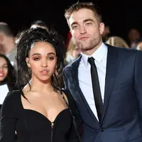 Pasangan Rober Pattinson dan FKA Twigs memang jarang terdengar di hadapan publik. Namun keduanya menjalani kehidupan mereka dengan damai dan tak mengumbarnya di keramaian. (AFP/Bintang.com)