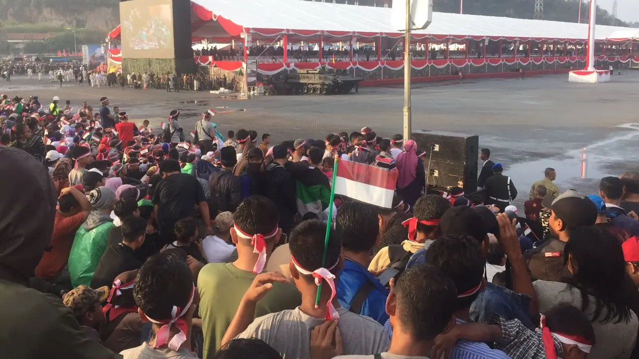 Warga padati lokasi peringatan HUT TNI di  Dermaga Kiat Indah, Cilegon Banten 