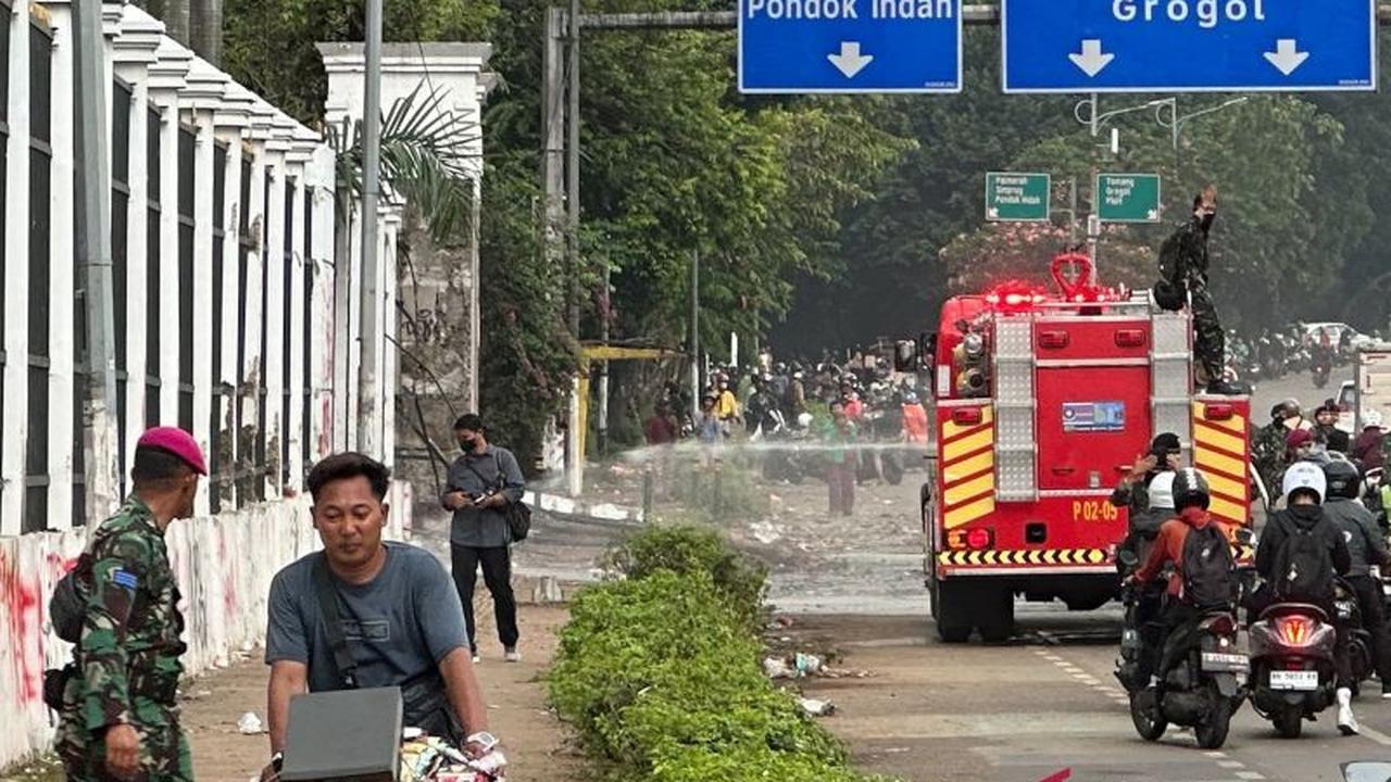Efek Sisa Gas Air Mata DPR: Damkar Turun Tangan, Mata Perih dan Sensasi Bersin Tak Tertahankan