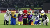 Sejumlah maskot klub saat tampil pada pembukaan Shopee Liga 1 2020 di Stadion Gelora Bung Tomo, Surabaya, Sabtu (29/2). Sebanyak 18 klub akan berlaga dalam kompetisi kasta tertinggi di Indonesia ini.(Bola.com/Aditya Wany)