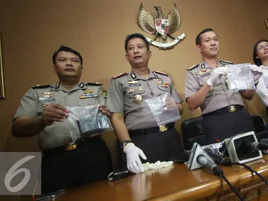 Polda Metro Jaya menunjukkan barang bukti kasus yang melibatkan spiritualis Aa Gatot Brajamusti di Jakarta, Rabu (31/8). (Liputan6.com/Immanuel Antonius)